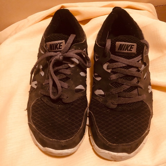 Nike running shoes black grey and white - Picture 2 of 4